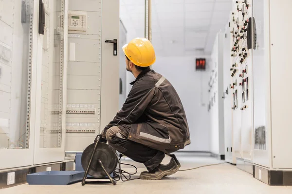 Elektriker-Ingenieur testet System mit Relais-Prüfgeräten — Stockfoto