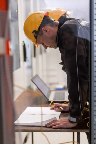 Dos Ingenieros Mantenimiento Inspeccionan Sistema Protección Relés Con Computadora Portátil — Foto de Stock