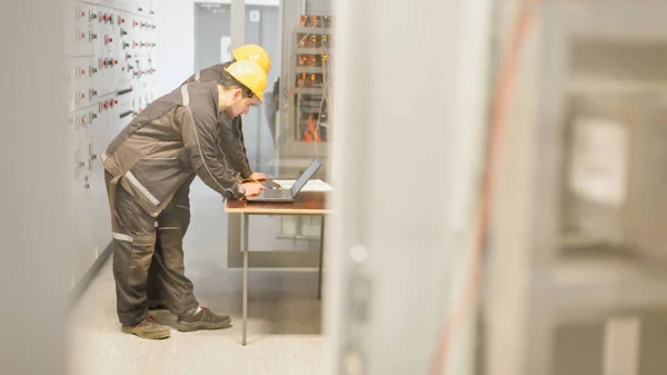 Dos Ingenieros Mantenimiento Inspeccionan Sistema Protección Relés Con Computadora Portátil — Foto de Stock