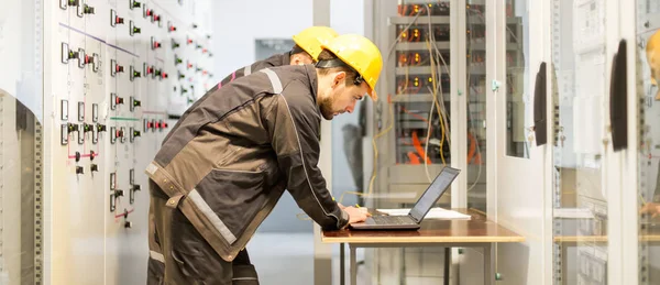 Два Инженера Техническому Обслуживанию Проверяют Систему Защиты Реле Ноутбуком Отсек — стоковое фото