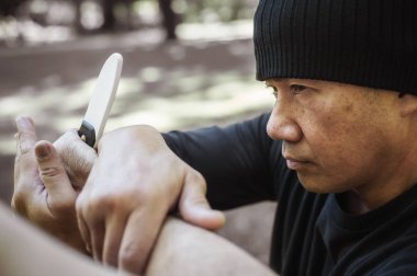 Lameco Astig Combatives eğitmen bıçak saldırı dis gösterir