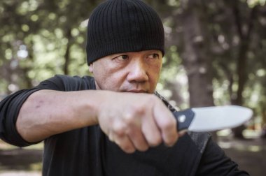 Lameco Astig Combatives eğitmen bıçak saldırı dis gösterir