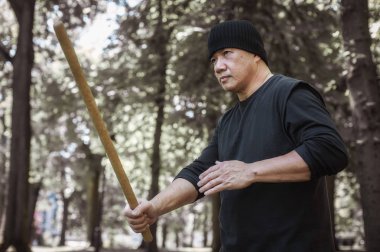 Lameco Astig Combatives eğitmen t mücadele sopa gösteriyor