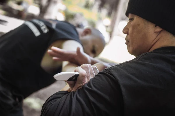 Lameco Astig Combatives 강사는 칼 공격 표시 방법을 보여 줍니다. — 스톡 사진