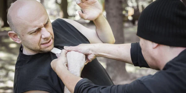 Lameco Astig Combatives instructor demonstrates knife attack dis — Stock Photo, Image