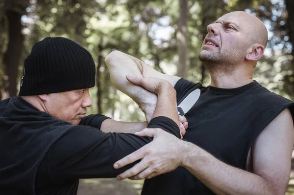 Lameco Astig Combatives 강사는 칼 공격 표시 방법을 보여 줍니다. — 스톡 사진