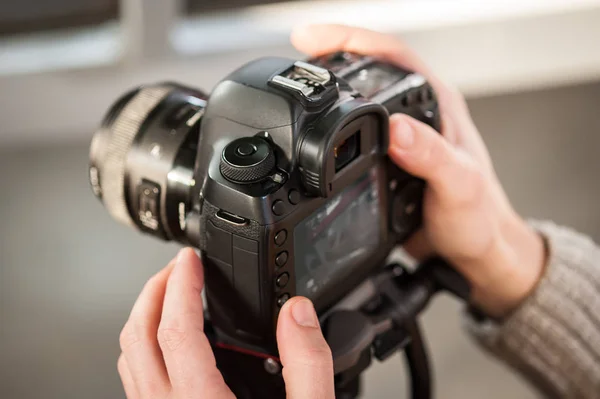 Homem mão segurando câmera e tirar a foto — Fotografia de Stock