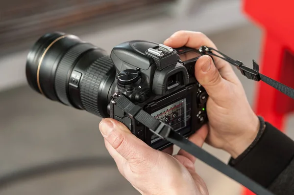 Uomo mano tenendo la fotocamera e scattare la foto — Foto Stock