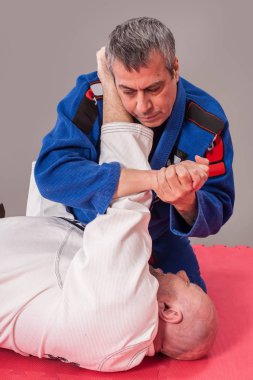 Brezilya jiu jitsu eğitmen zemin mücadele kol gösterir 