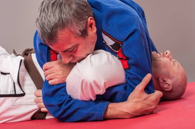 Brezilya jiu jitsu eğitmen zemin mücadele kol gösterir 