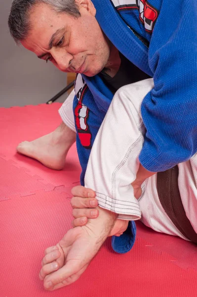 Entrenamiento jiu jitsu brasileño. Parterre y técnica de bloqueo de tierra — Foto de Stock