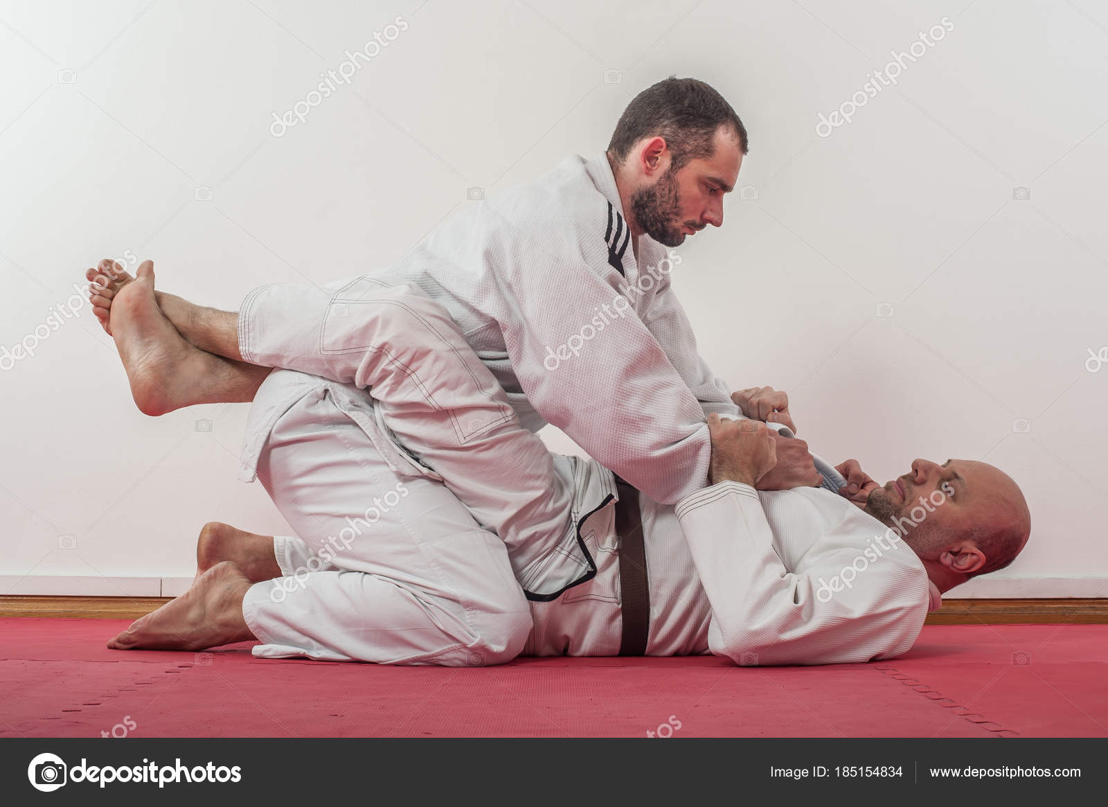 Demostración de entrenamiento jiujitsu brasileño en kimono tradicional