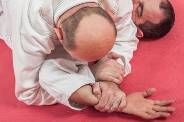 Brezilya jiu-jitsu eğitim gösteri geleneksel kimono içinde