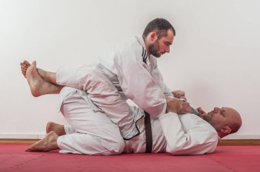 Brezilya jiu-jitsu eğitim gösteri geleneksel kimono içinde