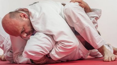 Brezilya jiu-jitsu eğitim gösteri geleneksel kimono içinde