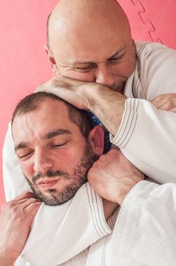 Brezilya jiu-jitsu eğitim gösteri geleneksel kimono içinde