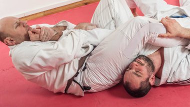 Brezilya jiu-jitsu eğitim gösteri geleneksel kimono içinde
