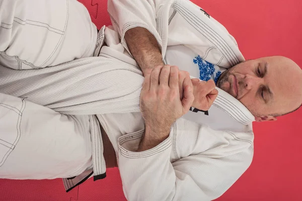 BJJ Demostración brasileña de entrenamiento jiu-jitsu en ki tradicional — Foto de Stock