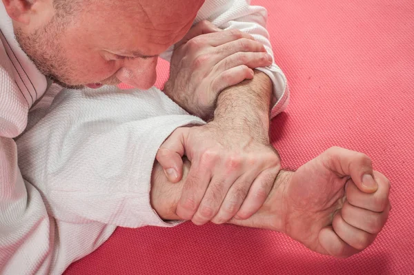 BJJ-Brasiliansk jiu-jitsu utbildning demonstration i traditionell ki — Stockfoto