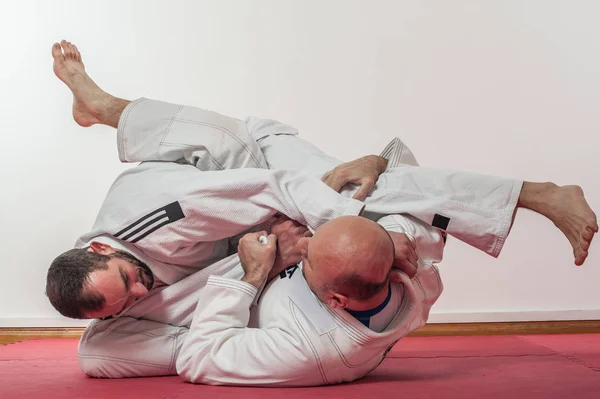 Demostración de entrenamiento jiu-jitsu brasileño en kimono tradicional — Foto de Stock