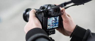 Kamera tutan el adam ve fotoğraf çekmek