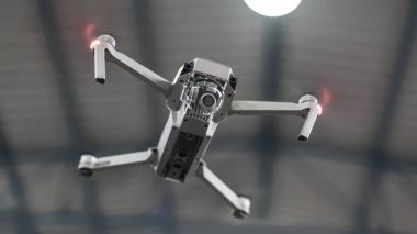Uav İHA helikopteri yüksek çözünürlüklü dijital kamerayla uçuyor