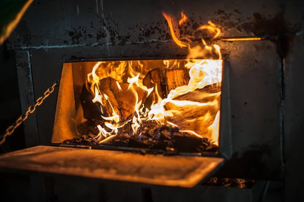 Montón de leña ardiendo en la estufa — Foto de Stock