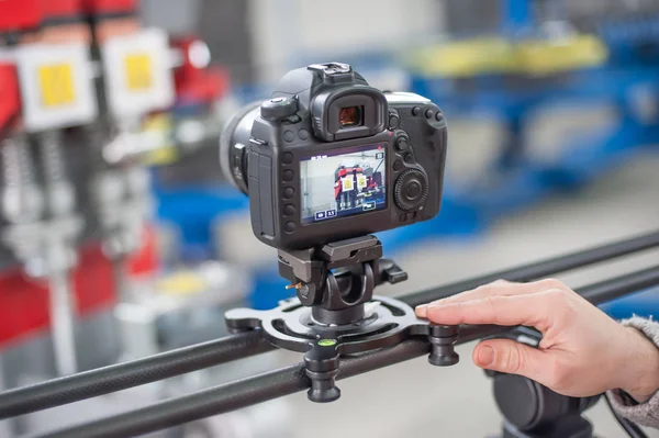 Videografo utilizzando il cursore della fotocamera, facendo video di business a fa — Foto Stock