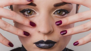 Güzel bir kadın yüzü portre tinsel makyaj ile yakın çekim