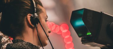 Sahne. Kadın kameraman çekim film sahne ile geldi