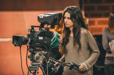Sahne. Kadın kameraman çekim film sahne ile geldi