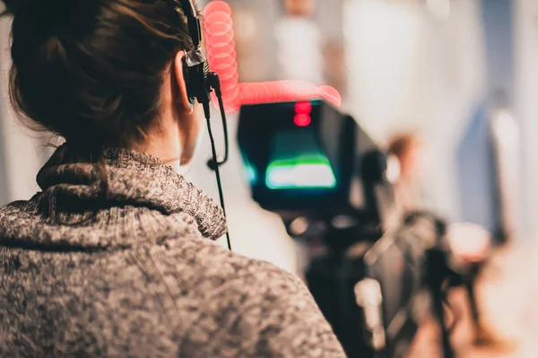 Dietro le quinte. Femmina cameraman riprese scena di film con è venuto — Foto Stock