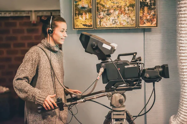 Dietro le quinte. Femmina cameraman riprese scena di film con è venuto — Foto Stock