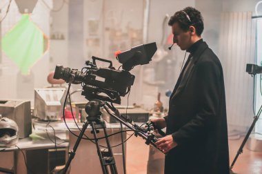 Sahne. Kameraman filmi sahne kamerası ile çekim