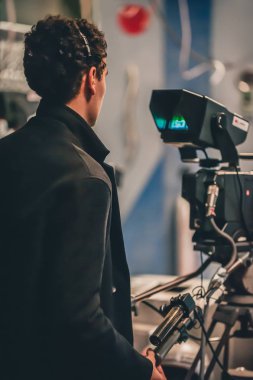 Sahne. Kameraman filmi sahne kamerası ile çekim