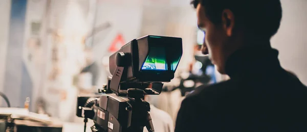 Detrás de escena. Camarógrafo filmando escena de película con su cámara — Foto de Stock