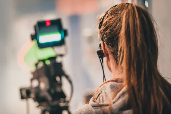 Achter de schermen. Vrouwelijke cameraman schieten film scène met kwam — Stockfoto