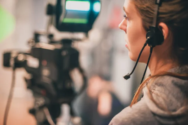 Detrás de escena. Mujer camarógrafo rodaje escena de película con vino — Foto de Stock