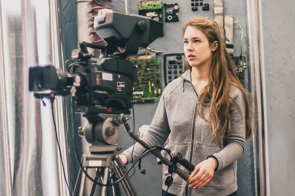 Dietro le quinte. Femmina cameraman riprese scena di film con è venuto — Foto Stock