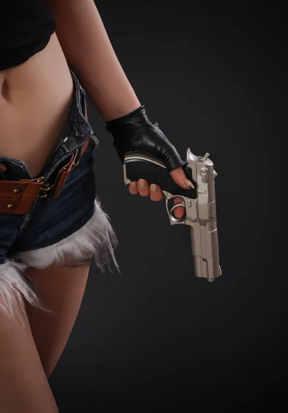 Zamknąć z sexy dziewczyna z pistoletem w ręku — Zdjęcie stockowe