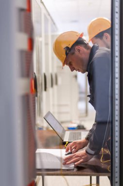 İki bakım mühendisleri röle koruma sistemi ile l incelemek