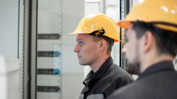 Dos trabajos de ingeniería de mantenimiento en el sistema de protección de relés — Foto de Stock