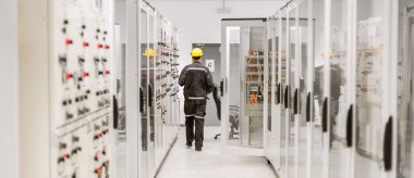 Koruyucu geçiş ve orta gerilim Şalt cihazı kullanarak. Engineerin