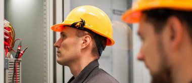 Elektrikçi mühendis closeup elektrik kablo teller ile çalışır