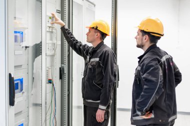 Elektronik test veya elektrik teftiş alan hizmet ekibi 