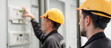 Elektronik test veya elektrik teftiş alan hizmet ekibi 