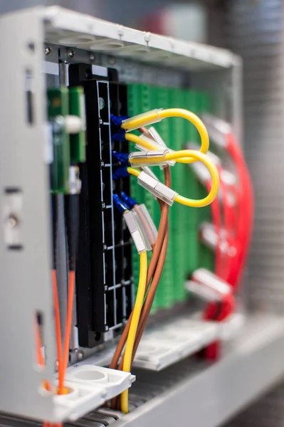 Close-up van elektrische installaties en draden op relay bescherming — Stockfoto
