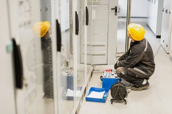 Sistema de pruebas de ingeniero eléctrico con equipo de prueba de relé — Foto de Stock