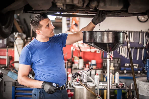 Descarga mecánica de aceite de motor del tanque del motor debajo del coche —  Fotos de Stock