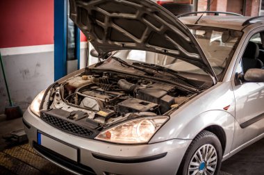 Servis atölyesinde motorlu araç denetimi ve denemesi